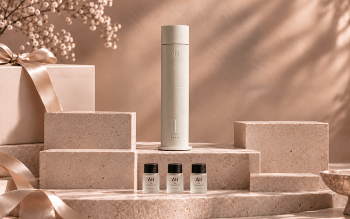 The starter gift: one cream diffuser and three fragrance oils
