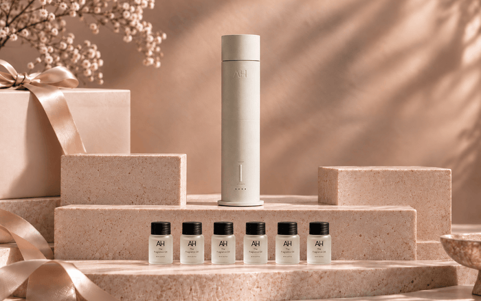 The signature gift: one cream diffuser and six fragrance oils